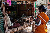 Street sellers, Old Thanjavur, Tamil Nadu. 